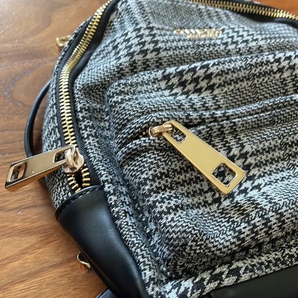 Guess convertible mini backpack crossbody - Picture 2 of 13